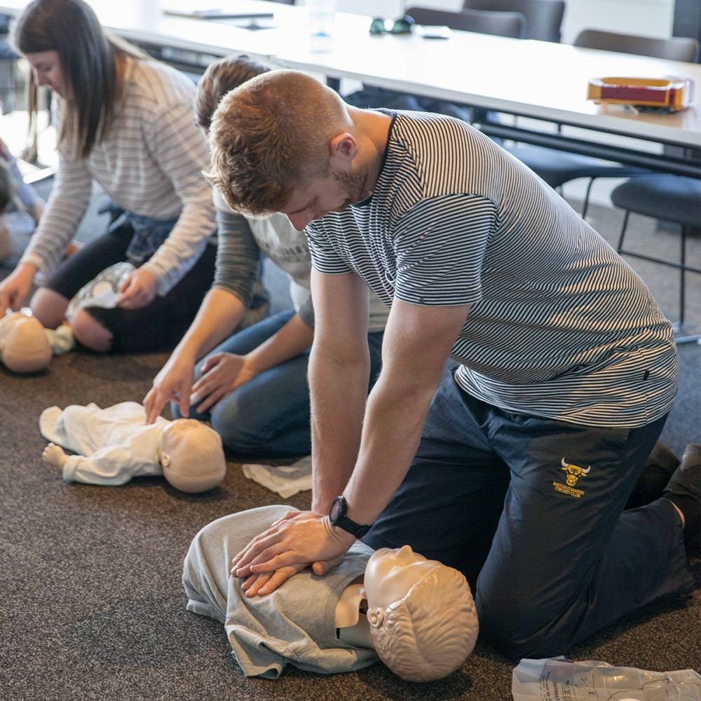 Students practicing resuscitation on a CPR maniken